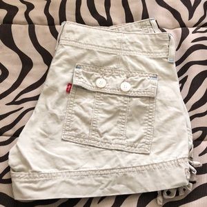 *SOLD* Levi’s size M (juniors) khaki shorts